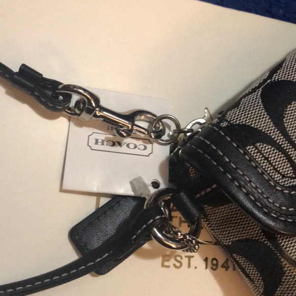 NWT Coach Wristlet - Picture 6 of 8